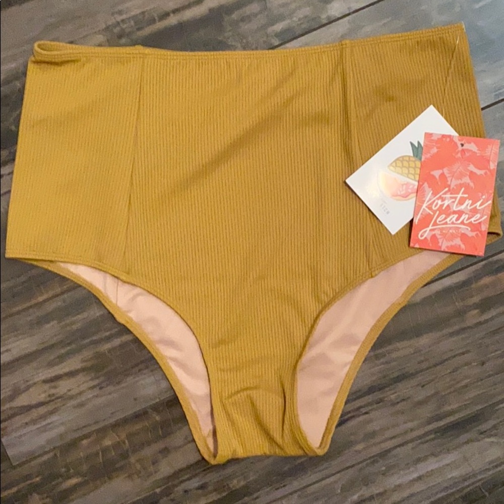 BNWT Kortni Jeane Cut High Bottoms